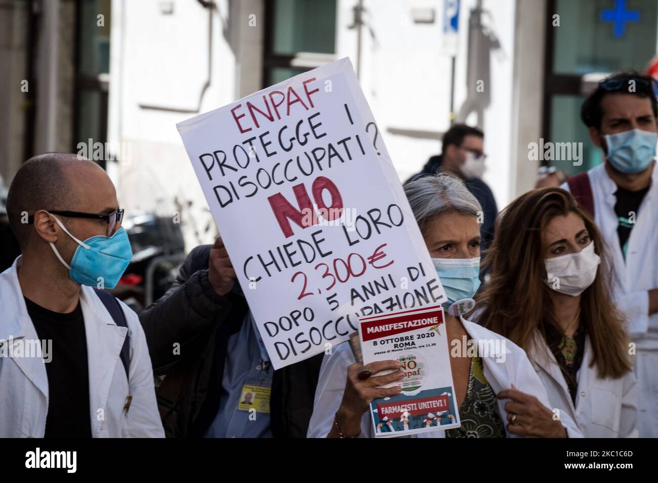 I farmacisti italiani partecipano alla manifestazione ''No Enpaf obligatory'', promossa dal comitato ''No Enpaf'' farmacisti uniti per l'abolizione dell'Enpaf'' a Roma, in Italia, il 8 ottobre 2020. L'iniziativa, ha spiegato gli organizzatori, mira a sensibilizzare l'opinione pubblica sul contributo obbligatorio dell'ENPAF. Lo scopo di questa protesta - si legge in una nota - è di chiedere l'abolizione dell'art. 21 della legge 233 del 1946 che obbliga tutti i farmacisti registrati nel Registro a registrarsi presso l'Enpaf (Istituto di sicurezza sociale e di assistenza). (Foto di Andrea Ronchini/NurPhoto) Foto Stock