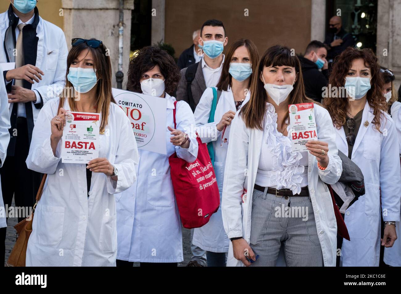I farmacisti italiani partecipano alla manifestazione ''No Enpaf obligatory'', promossa dal comitato ''No Enpaf'' farmacisti uniti per l'abolizione dell'Enpaf'' a Roma, in Italia, il 8 ottobre 2020. L'iniziativa, ha spiegato gli organizzatori, mira a sensibilizzare l'opinione pubblica sul contributo obbligatorio dell'ENPAF. Lo scopo di questa protesta - si legge in una nota - è di chiedere l'abolizione dell'art. 21 della legge 233 del 1946 che obbliga tutti i farmacisti registrati nel Registro a registrarsi presso l'Enpaf (Istituto di sicurezza sociale e di assistenza). (Foto di Andrea Ronchini/NurPhoto) Foto Stock