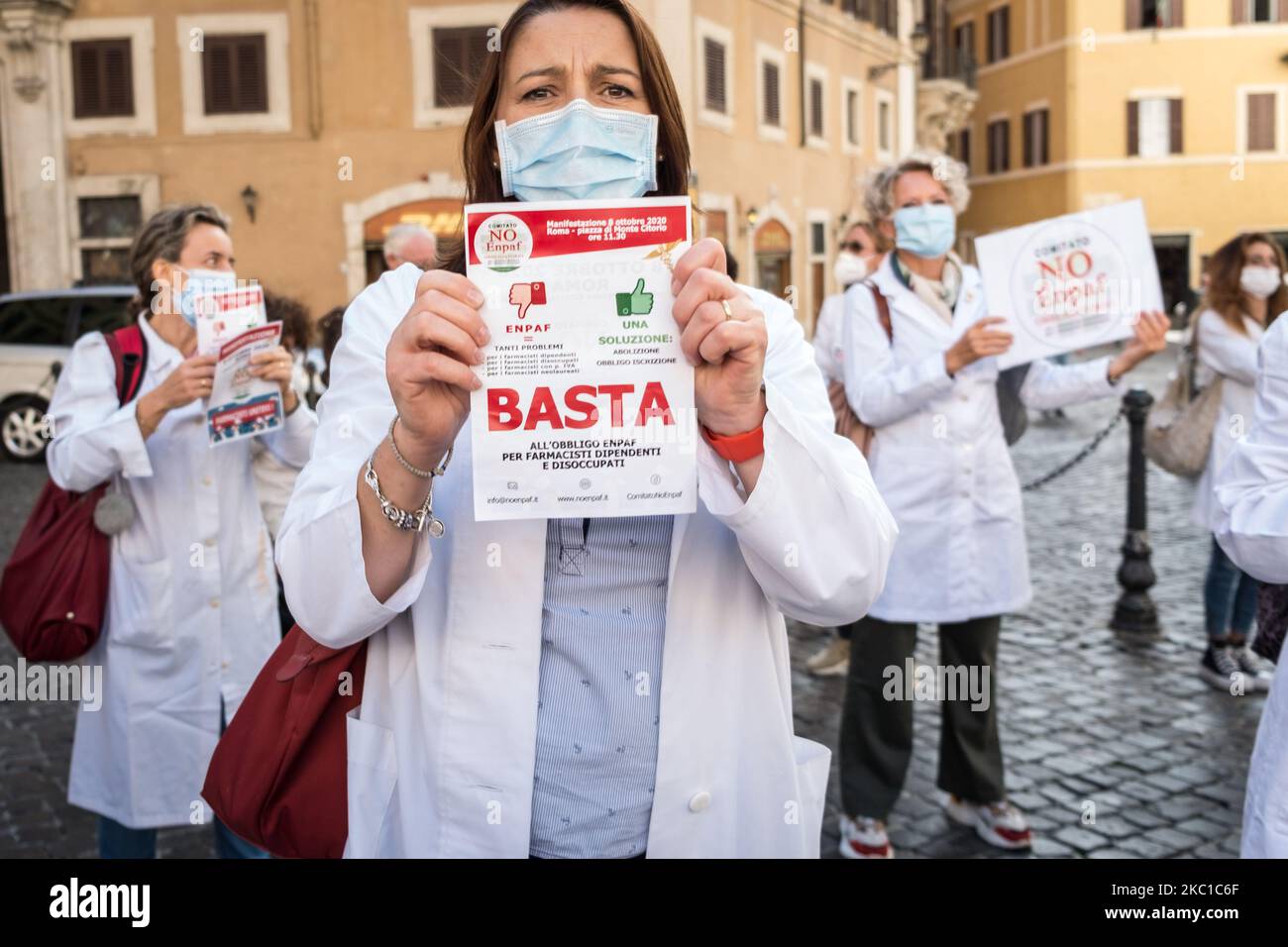 I farmacisti italiani partecipano alla manifestazione ''No Enpaf obligatory'', promossa dal comitato ''No Enpaf'' farmacisti uniti per l'abolizione dell'Enpaf'' a Roma, in Italia, il 8 ottobre 2020. L'iniziativa, ha spiegato gli organizzatori, mira a sensibilizzare l'opinione pubblica sul contributo obbligatorio dell'ENPAF. Lo scopo di questa protesta - si legge in una nota - è di chiedere l'abolizione dell'art. 21 della legge 233 del 1946 che obbliga tutti i farmacisti registrati nel Registro a registrarsi presso l'Enpaf (Istituto di sicurezza sociale e di assistenza). (Foto di Andrea Ronchini/NurPhoto) Foto Stock