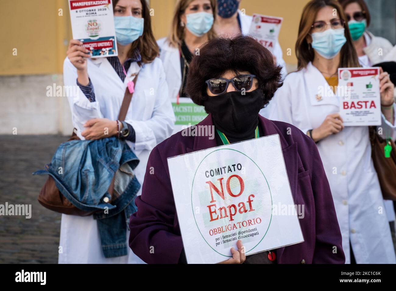 I farmacisti italiani partecipano alla manifestazione ''No Enpaf obligatory'', promossa dal comitato ''No Enpaf'' farmacisti uniti per l'abolizione dell'Enpaf'' a Roma, in Italia, il 8 ottobre 2020. L'iniziativa, ha spiegato gli organizzatori, mira a sensibilizzare l'opinione pubblica sul contributo obbligatorio dell'ENPAF. Lo scopo di questa protesta - si legge in una nota - è di chiedere l'abolizione dell'art. 21 della legge 233 del 1946 che obbliga tutti i farmacisti registrati nel Registro a registrarsi presso l'Enpaf (Istituto di sicurezza sociale e di assistenza). (Foto di Andrea Ronchini/NurPhoto) Foto Stock