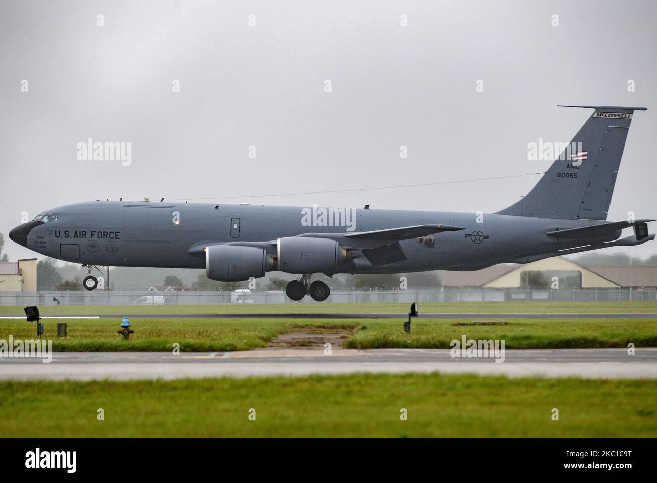 Il Boeing KC-135 Stratotanker atterra alla RAF Mildenhall, Inghilterra, il 5 ottobre 2020. (Foto di Jon Hobley/MI News/NurPhoto) Foto Stock