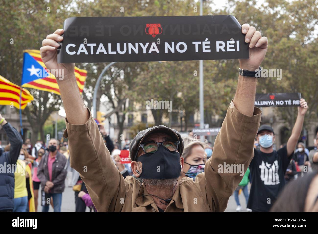 Un uomo ha una bandiera che legge, la Catalogna non ha re durante la visita del monarca Felipe IV a Barcellona, Spagna, il 9 ottobre 2020. Migliaia di persone hanno manifestato contro la visita di Felipe IV re di Spagna insieme a Pedro Sanchez, presidente del governo spagnolo che ha visitato Barcellona per partecipare alla cerimonia di premiazione della New Economy Week di Barcellona. Proprio così accade che il presidente del governo spagnolo, Pedro Sanchez, si riunirà in modo eccezionale per decretare lo stato di allarme a Madrid e vietare l'uscita della città a causa dell'aumento dei casi di Covid-19 in Foto Stock