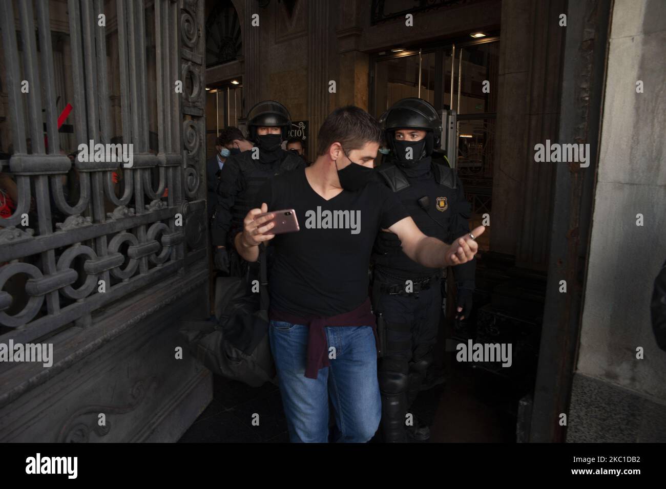 Un gruppo di giovani è incapsulato dalla polizia e successivamente identificato per accedere ai locali una volta che il monarca aveva lasciato l'edificio a Barcellona, in Spagna, il 9 ottobre 2020. Migliaia di persone hanno manifestato contro la visita di Felipe IV re di Spagna insieme a Pedro Sanchez, presidente del governo spagnolo che ha visitato Barcellona per partecipare alla cerimonia di premiazione della New Economy Week di Barcellona. (Foto di Charlie Perez/NurPhoto) Foto Stock