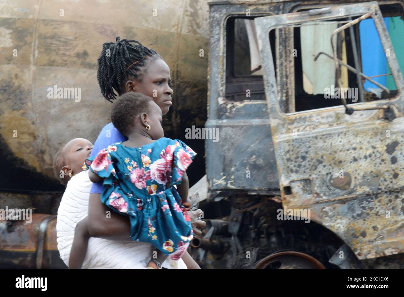 I residenti passano davanti alla proprietà colpita nella scena dell'esplosione di gas a Bauwa, Lagos il giovedì. L'esplosione di gas dalla migliore stazione di cottura a gas sul tetto ha ucciso 8 persone, tra cui un bambino, distrutto 25 case, 16 negozi e veicoli nella zona di Baruwa di Lagos, Nigeria, giovedì 8 ottobre 2020. (Foto di Adekunle Ajayi/NurPhoto) Foto Stock