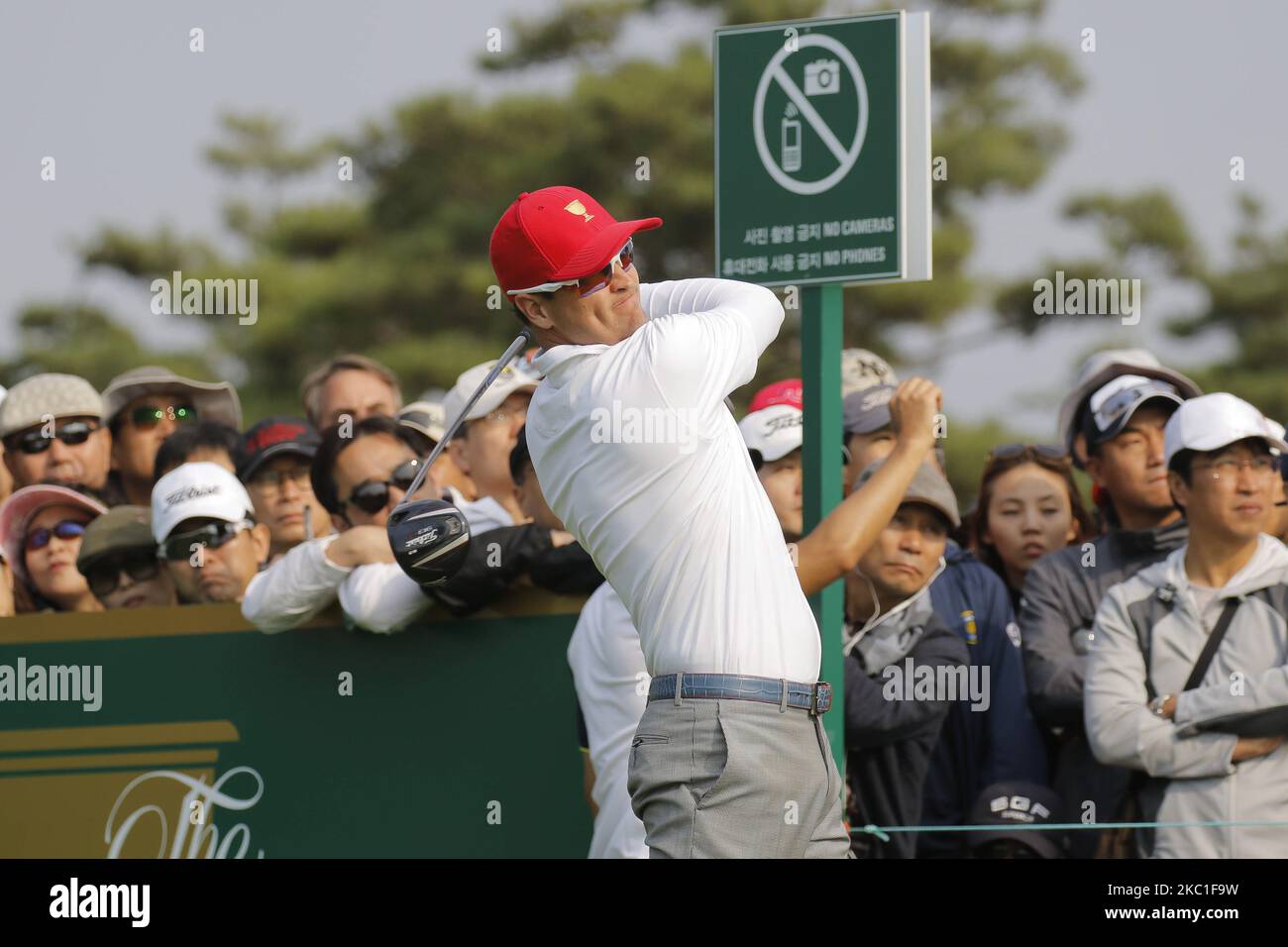 Giocatore della squadra degli Stati Uniti Zach Johnson azione sul tee 7th durante il PGA Presidents Cup Mix Match a Jack Nicklaus GC a Incheon, Corea del Sud il 10 ottobre 2015. (Foto di Seung-il Ryu/NurPhoto) Foto Stock