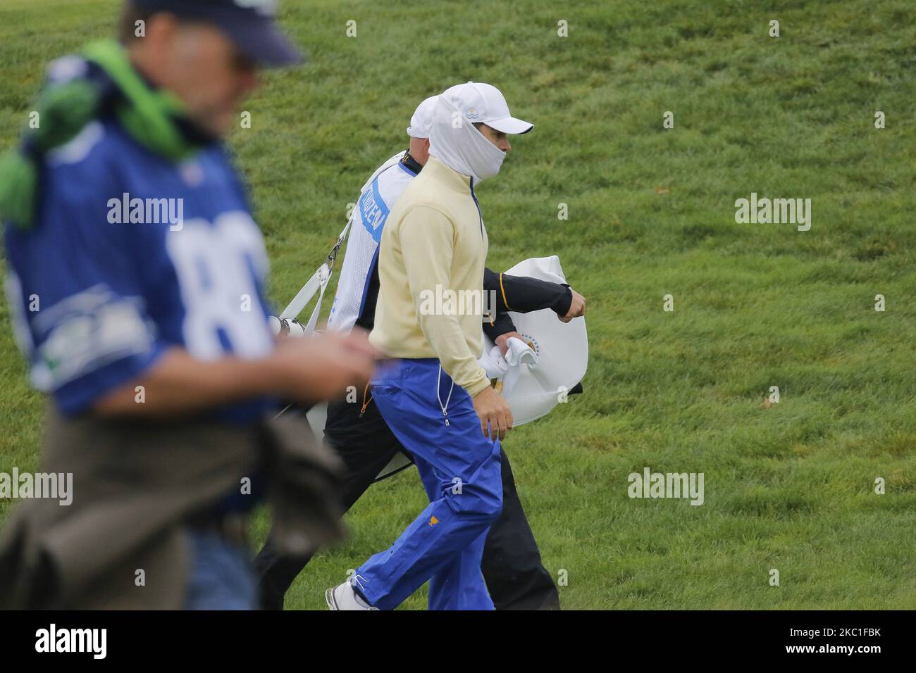 Giocatore di squadra internazionale Louis Oosthuizen azione sul fairway 6th durante il PGA Tour President Cup Single Match a Jack Nicklaus GC a Incheon, Corea del Sud il 11 ottobre 2015. (Foto di Seung-il Ryu/NurPhoto) Foto Stock