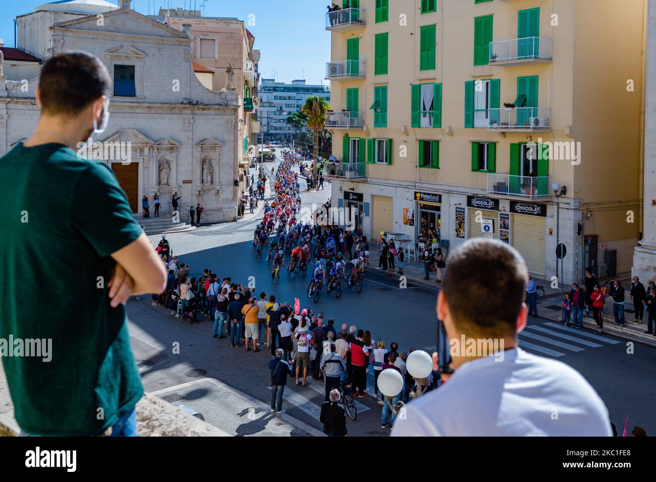 Il pelotone a Molfetta (Italia) il 10 ottobre 2020 durante la 8th tappa della gara ciclistica giro d'Italia 2020, un percorso di 200 km tra Giovinazzo e Vieste (Foto di Davide Pischettola/NurPhoto) Foto Stock