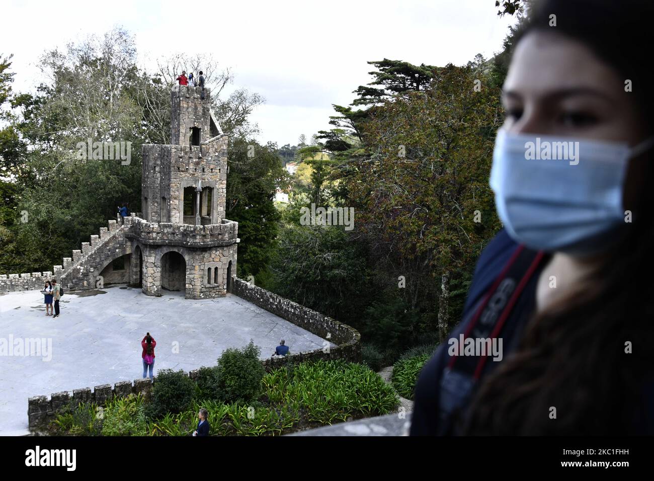 Un turista che indossa una maschera protettiva visita gli edifici fortificati del complesso Quinta das Regaleiras, a Sintra, Portogallo. 09 ottobre 2020. Con la fine del periodo delle vacanze europee, è diventato chiaro che il covid-19 ha avuto un impatto significativo sul settore turistico dopo decenni di crescita costante. Le misure volte a contenere la diffusione del coronavirus, comprese le restrizioni alla mobilità e i divieti di viaggio, hanno ridotto i flussi turistici, secondo quanto dichiarato dall'agenzia di rating DBRS Morningstar. (Foto di Jorge Mantilla/NurPhoto) Foto Stock