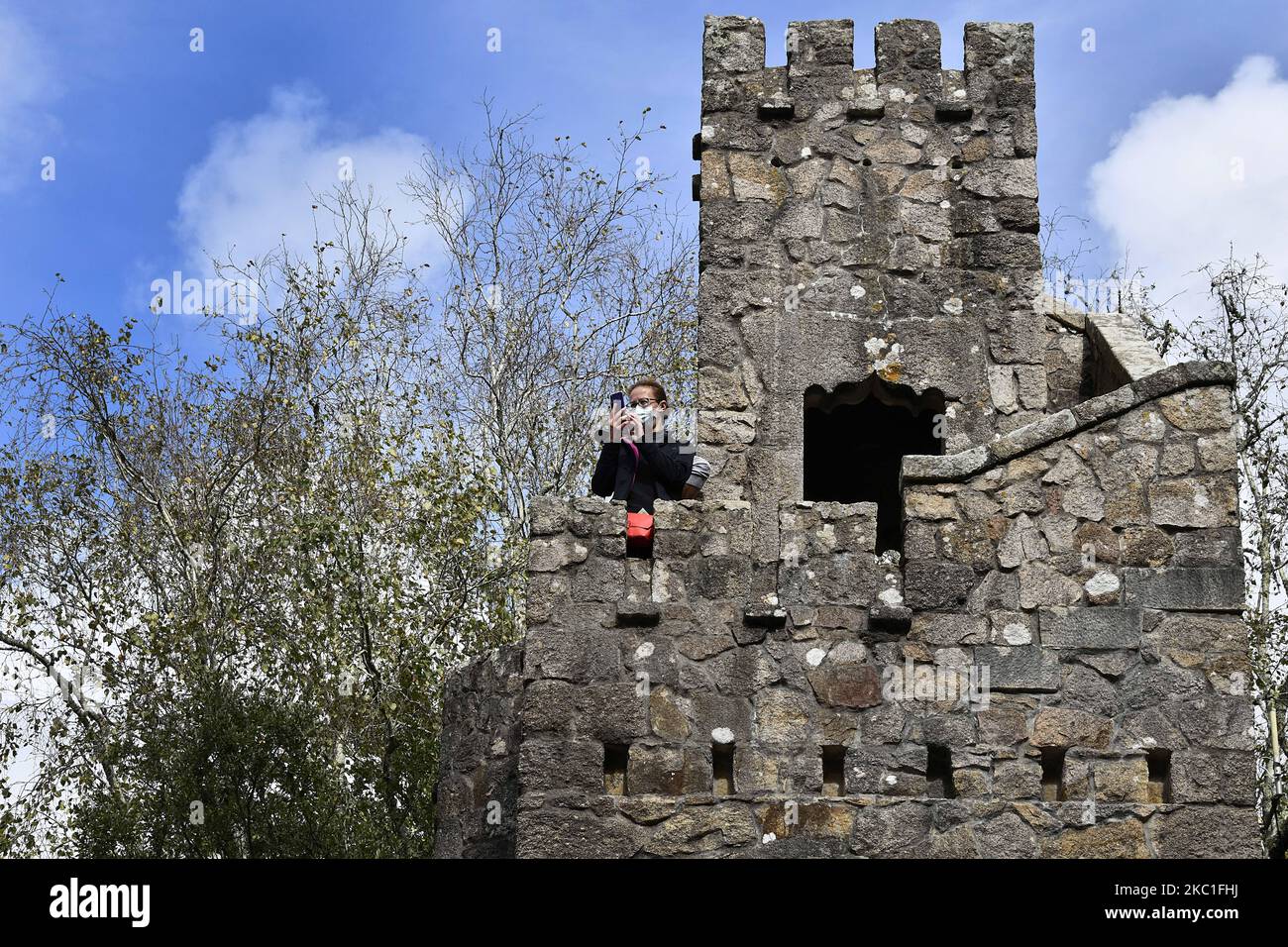 Un turista che indossa una maschera protettiva visita gli edifici fortificati del complesso Quinta das Regaleiras, a Sintra, Portogallo. 09 ottobre 2020. Con la fine del periodo delle vacanze europee, è diventato chiaro che il covid-19 ha avuto un impatto significativo sul settore turistico dopo decenni di crescita costante. Le misure volte a contenere la diffusione del coronavirus, comprese le restrizioni alla mobilità e i divieti di viaggio, hanno ridotto i flussi turistici, secondo quanto dichiarato dall'agenzia di rating DBRS Morningstar. (Foto di Jorge Mantilla/NurPhoto) Foto Stock