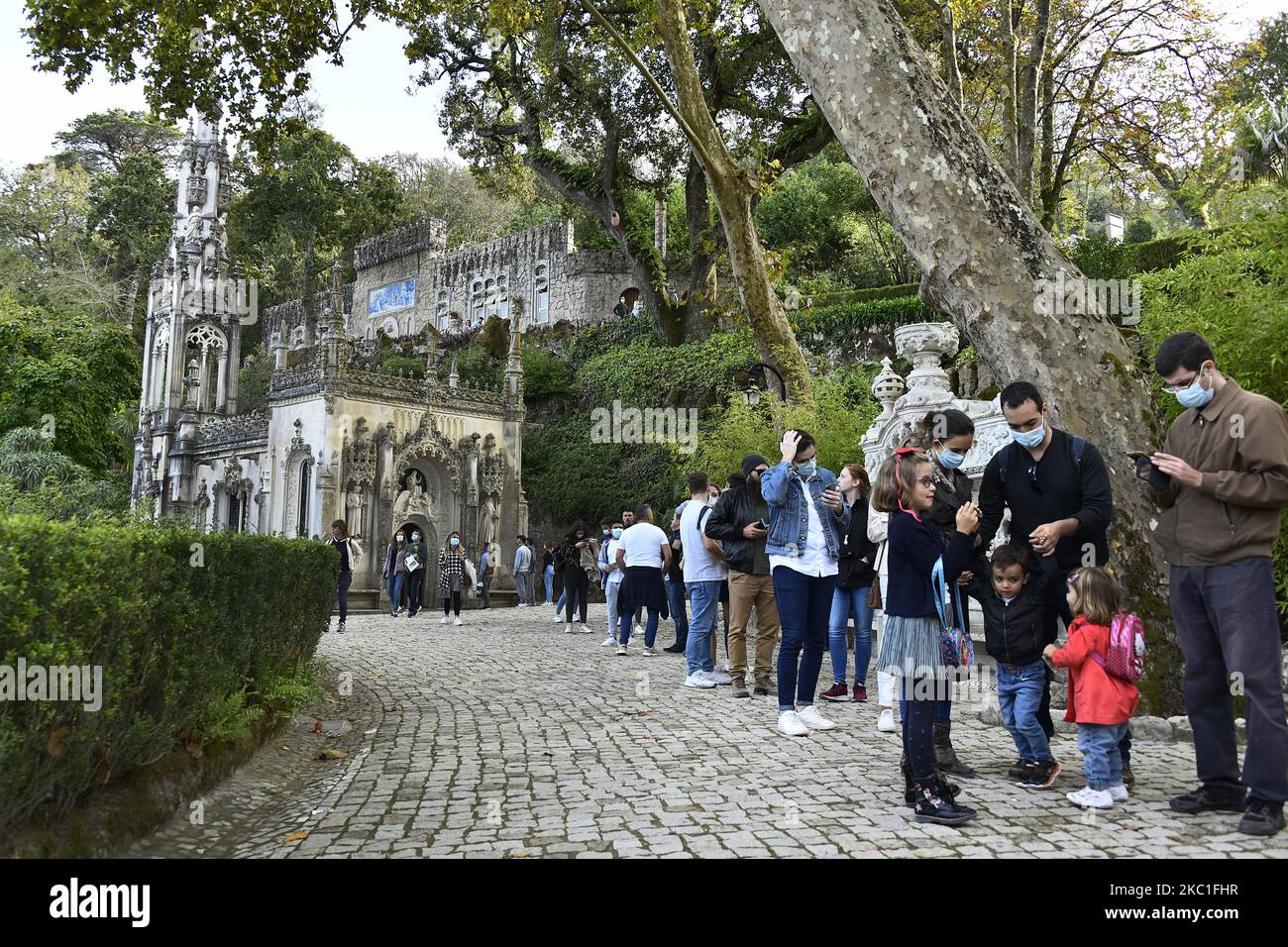 I turisti che indossano maschere protettive si allineano per accedere al museo presso il complesso Quintas das Regaleiras di Sintra, Portogallo. 09 ottobre 2020. Con la fine del periodo delle vacanze europee, è diventato chiaro che il covid-19 ha avuto un impatto significativo sul settore turistico dopo decenni di crescita costante. Le misure volte a contenere la diffusione del coronavirus, comprese le restrizioni alla mobilità e i divieti di viaggio, hanno ridotto i flussi turistici, secondo quanto dichiarato dall'agenzia di rating DBRS Morningstar. (Foto di Jorge Mantilla/NurPhoto) Foto Stock