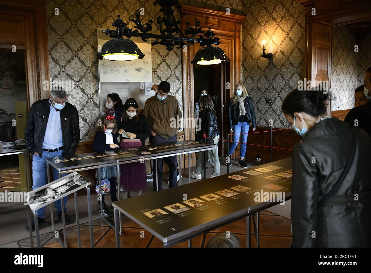 I turisti che indossano maschere protettive visitano il museo al complesso Quinta das Regaleiras, a Sintra, Portogallo. 09 ottobre 2020. Con la fine del periodo delle vacanze europee, è diventato chiaro che il covid-19 ha avuto un impatto significativo sul settore turistico dopo decenni di crescita costante. Le misure volte a contenere la diffusione del coronavirus, comprese le restrizioni alla mobilità e i divieti di viaggio, hanno ridotto i flussi turistici, secondo quanto dichiarato dall'agenzia di rating DBRS Morningstar. (Foto di Jorge Mantilla/NurPhoto) Foto Stock