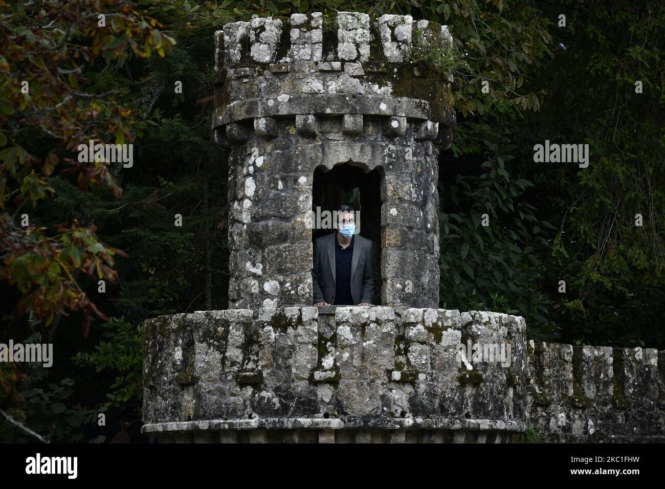 Un turista che indossa una maschera protettiva visita gli edifici fortificati del complesso Quinta das Regaleiras, a Sintra, Portogallo. 09 ottobre 2020. Con la fine del periodo delle vacanze europee, è diventato chiaro che il covid-19 ha avuto un impatto significativo sul settore turistico dopo decenni di crescita costante. Le misure volte a contenere la diffusione del coronavirus, comprese le restrizioni alla mobilità e i divieti di viaggio, hanno ridotto i flussi turistici, secondo quanto dichiarato dall'agenzia di rating DBRS Morningstar. (Foto di Jorge Mantilla/NurPhoto) Foto Stock