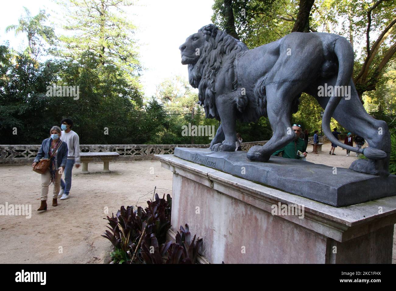 I turisti che indossano maschere protettive visitano il complesso Quintas das Regaleiras, a Sintra, Portogallo. 09 ottobre 2020. Con la fine del periodo delle vacanze europee, è diventato chiaro che il covid-19 ha avuto un impatto significativo sul settore turistico dopo decenni di crescita costante. Le misure volte a contenere la diffusione del coronavirus, comprese le restrizioni alla mobilità e i divieti di viaggio, hanno ridotto i flussi turistici, secondo quanto dichiarato dall'agenzia di rating DBRS Morningstar. (Foto di Jorge Mantilla/NurPhoto) Foto Stock