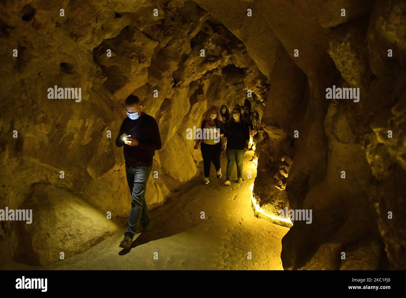 I turisti che indossano maschere protettive fanno un tour attraverso un sistema di tunnel nel complesso Quinta das Regaleiras, a Sintra, Portogallo. 09 ottobre 2020. Con la fine del periodo delle vacanze europee, è diventato chiaro che il covid-19 ha avuto un impatto significativo sul settore turistico dopo decenni di crescita costante. Le misure volte a contenere la diffusione del coronavirus, comprese le restrizioni alla mobilità e i divieti di viaggio, hanno ridotto i flussi turistici, secondo quanto dichiarato dall'agenzia di rating DBRS Morningstar. (Foto di Jorge Mantilla/NurPhoto) Foto Stock