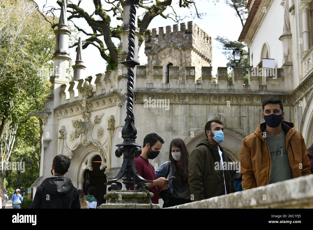 I turisti che indossano maschere protettive si allineano per accedere al museo presso il complesso Quintas das Regaleiras di Sintra, Portogallo. 09 ottobre 2020. Con la fine del periodo delle vacanze europee, è diventato chiaro che il covid-19 ha avuto un impatto significativo sul settore turistico dopo decenni di crescita costante. Le misure volte a contenere la diffusione del coronavirus, comprese le restrizioni alla mobilità e i divieti di viaggio, hanno ridotto i flussi turistici, secondo quanto dichiarato dall'agenzia di rating DBRS Morningstar. (Foto di Jorge Mantilla/NurPhoto) Foto Stock
