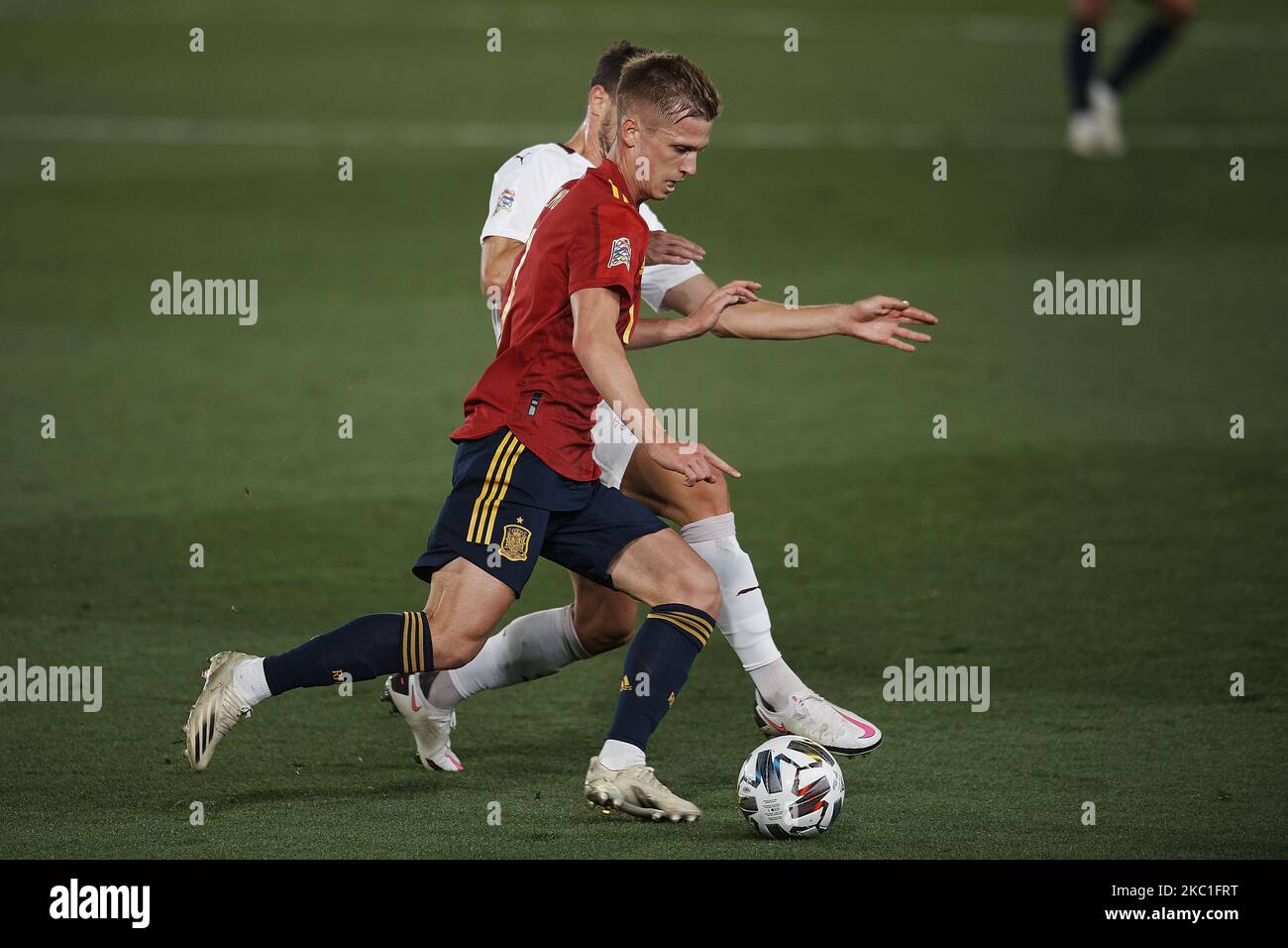 Dani Olmo (RasenBallsport Leipzig) di Spagna e Remo Freuler (Atalanta BC) di Svizzera gareggiano per la palla durante la partita di gruppo della UEFA Nations League tra Spagna e Svizzera all'Estadio Alfredo di Stefano il 10 ottobre 2020 a Madrid, Spagna. (Foto di Jose Breton/Pics Action/NurPhoto) Foto Stock