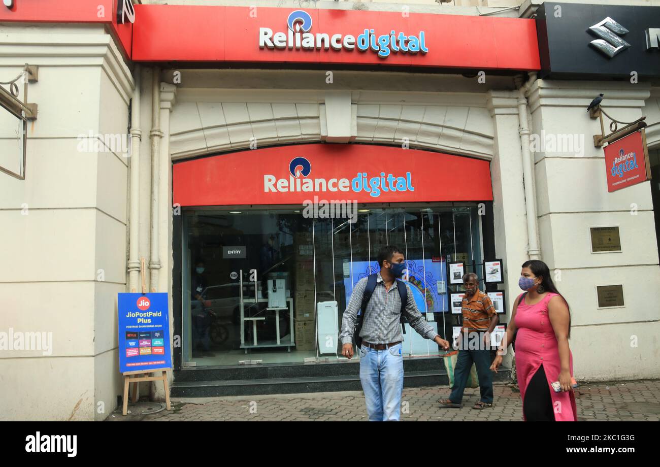 Un negozio di Reliance Digital Retail Ltd., una filiale di Reliance Industries Ltd., a Kolkata, India, il 10 ottobre 2020. Reliance Industries Ltd, controllata dall'uomo più ricco dell'Asia Mukesh Ambani, ha raccolto $22,43 miliardi di dollari negli ultimi mesi attraverso le vendite di partecipazioni presso la sua unità digitale Jio Platforms e il suo braccio retail Reliance Retail Ventures.Reliance ha venduto quasi il 33% di Jio attraverso le vendite di partecipazioni, Incluso un investimento di $4,5 miliardi di dollari da parte di Google, dando all'unità una valutazione di capitale di $59,32 miliardi di dollari. (Foto di Debajyoti Chakraborty/NurPhoto) Foto Stock