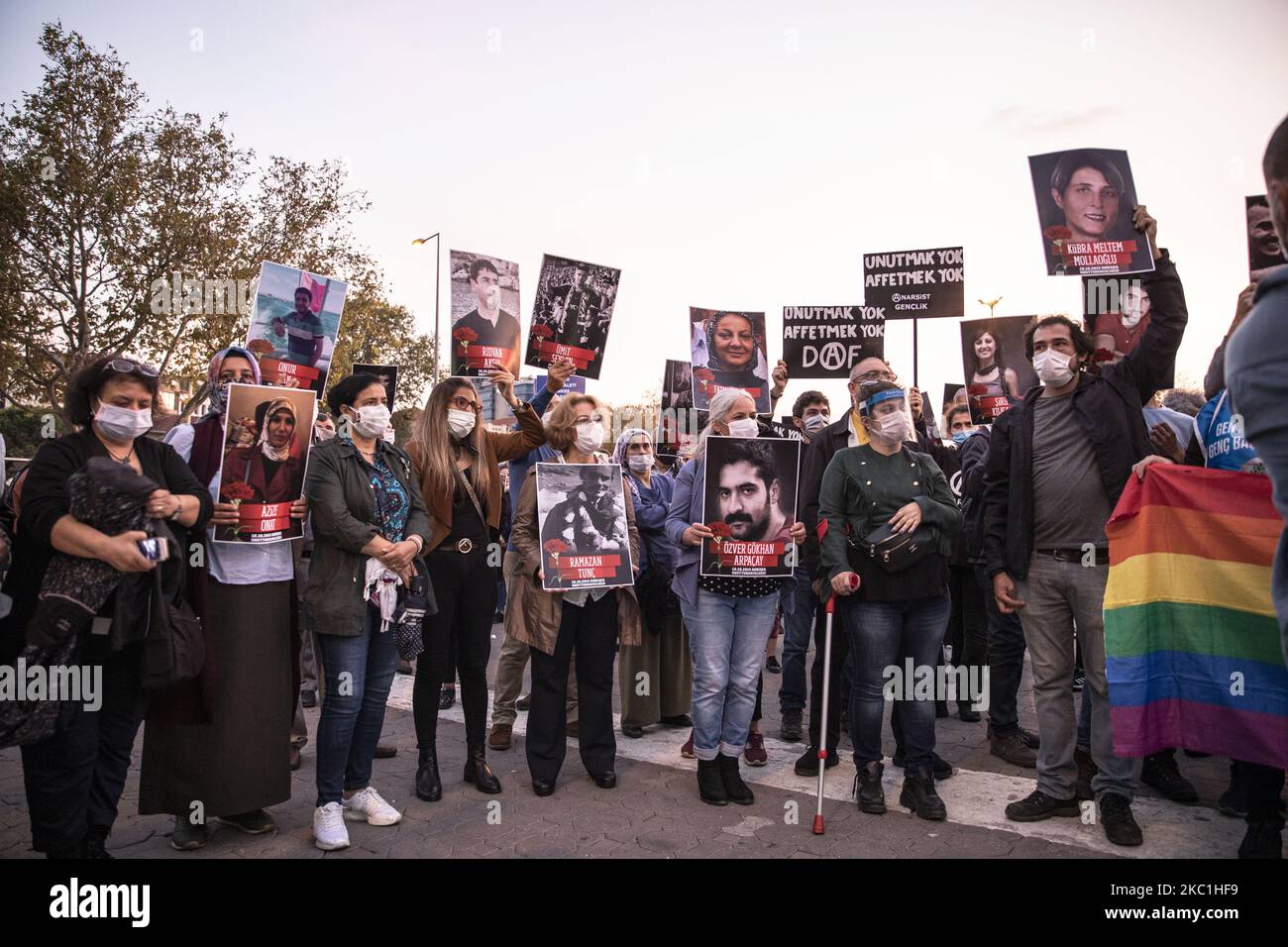 La gente partecipa a una cerimonia di commemorazione per le vittime degli attentati suicidi del 2015, a Istanbul, il 10 ottobre 2020. (Foto di Onur Dogman/NurPhoto) Foto Stock