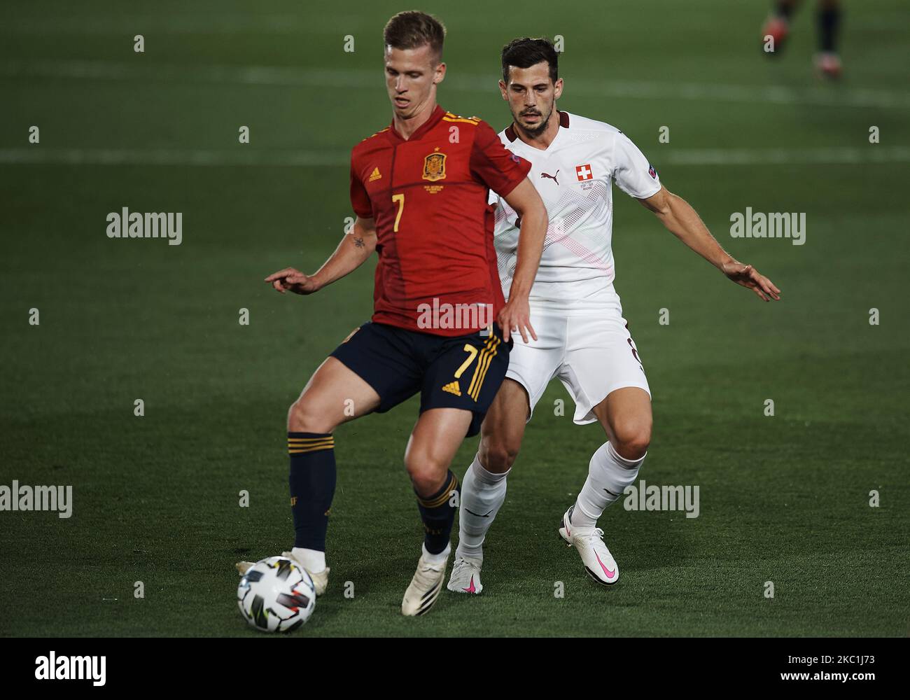 Dani Olmo (RasenBallsport Leipzig) di Spagna e Remo Freuler (Atalanta BC) di Svizzera gareggiano per la palla durante la partita di gruppo della UEFA Nations League tra Spagna e Svizzera all'Estadio Alfredo di Stefano il 10 ottobre 2020 a Madrid, Spagna. (Foto di Jose Breton/Pics Action/NurPhoto) Foto Stock