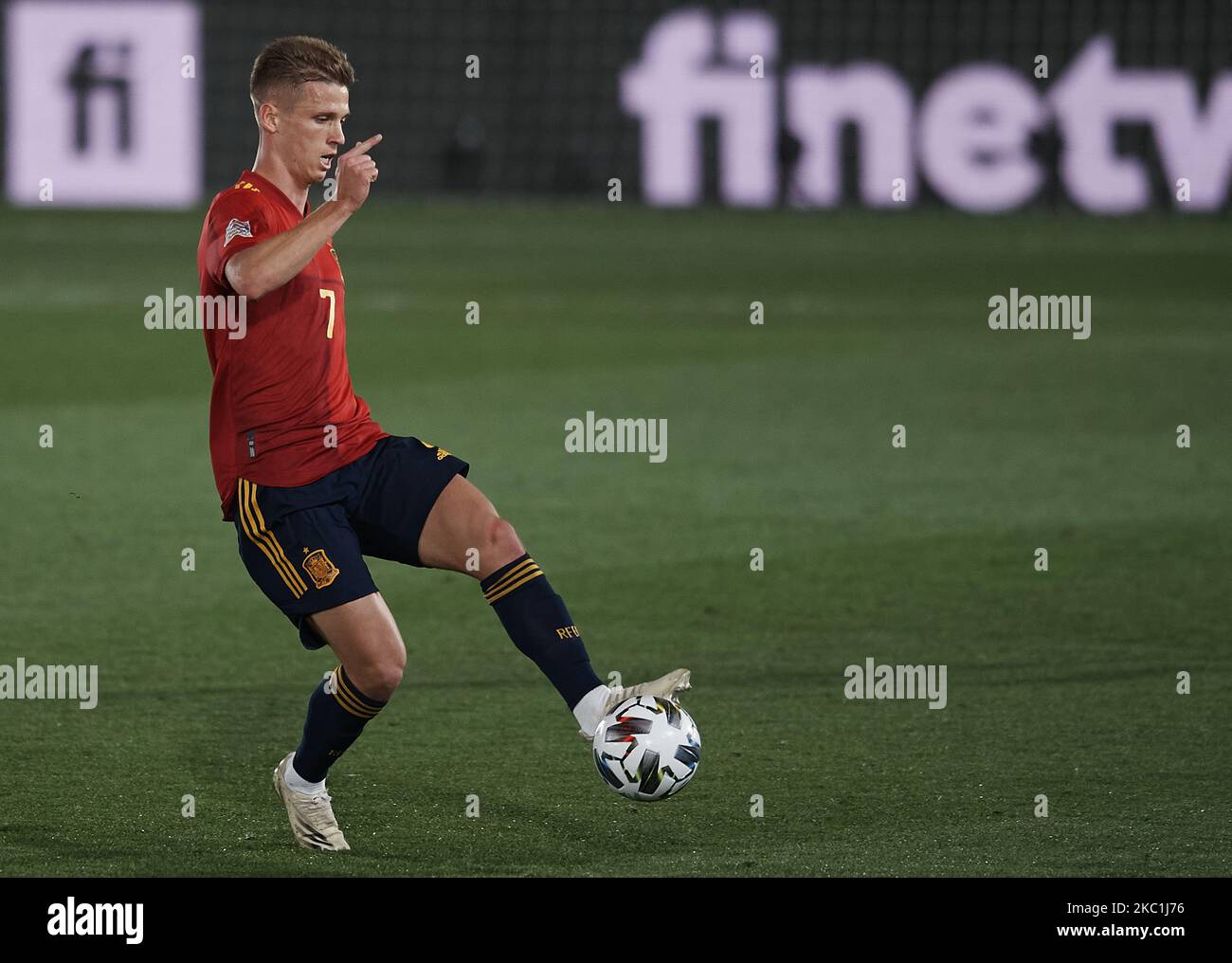 Dani Olmo (RasenBallsport Leipzig) di Spagna controlla la palla durante la partita di gruppo della UEFA Nations League tra Spagna e Svizzera all'Estadio Alfredo di Stefano il 10 ottobre 2020 a Madrid, Spagna. (Foto di Jose Breton/Pics Action/NurPhoto) Foto Stock
