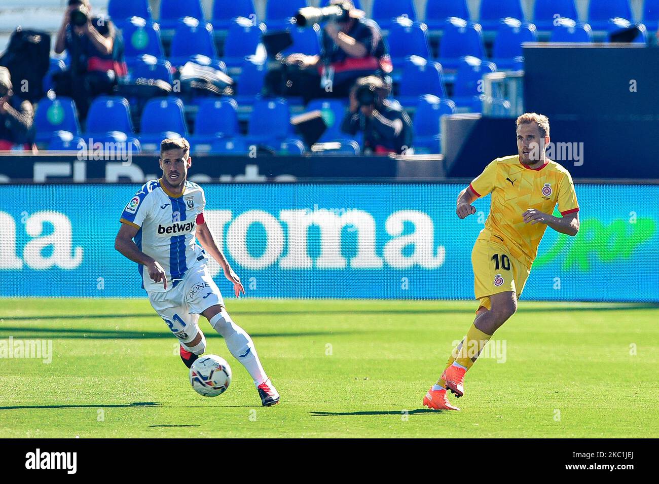 Ruben Perez e Samu Saiz durante la Liga SmartBank incontro tra CD Leganes e Girona FC a Estadio Municipal de Butarque il 11 ottobre 2020 a Leganes, Spagna . (Foto di Rubén de la Fuente Pérez/NurPhoto) Foto Stock