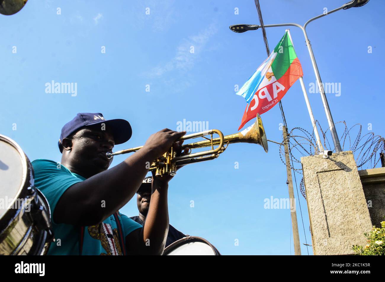 Sostenitore del Governatore di Stato Ondo All Progressive Congress, APC, celebrando la sua vittoria, in una strada in OWO, Ondo state il 10 ottobre 2020, la rielezione di Rotimi Akeredolu come Governatore di Stato Ondo dopo aver sconfitto Jegede, il candidato del Partito democratico popolare alle elezioni, È stato avvocato generale e commissario per la giustizia a due termine quando Mimiko è stato governatore per otto anni.- ma l'opposizione non ha ancora fatto alcuna dichiarazione. (Foto di Olukayode Jaiyeola/NurPhoto) Foto Stock