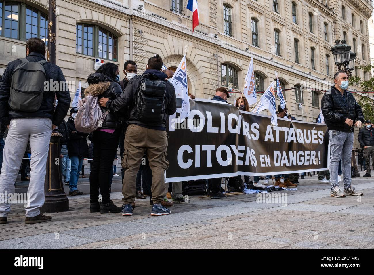 Circa 30 poliziotti protestavano di fronte al quartier generale della polizia, la prefettura di Parigi, Francia, il 12 ottobre 2020 per mostrare la loro rabbia due giorni dopo l'attacco della stazione di polizia di Champigny-sur-Marne. (Foto di Jerome Gilles/NurPhoto) Foto Stock