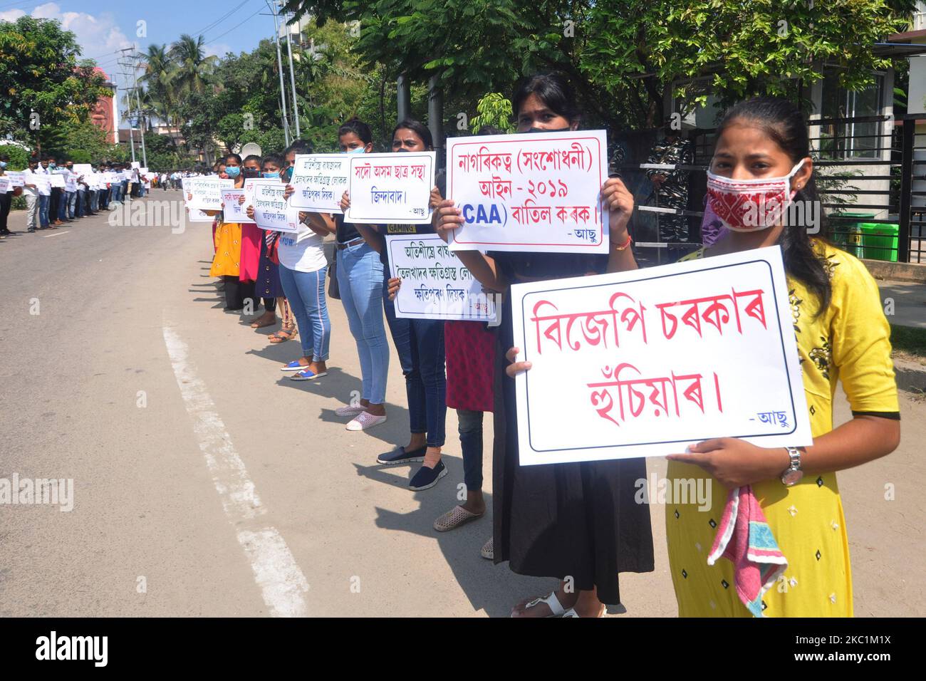 I membri dell'AASU formano una catena umana come segno di manifestazione di protesta contro il CAA, Environment Impact Assessment (EIA) 2020 e chiedono di attuare la clausola 6 dell'accordo di Assam, a Guwahati, in india, il 12 ottobre 2020. (Foto di Anuwar Hazarika/NurPhoto) Foto Stock