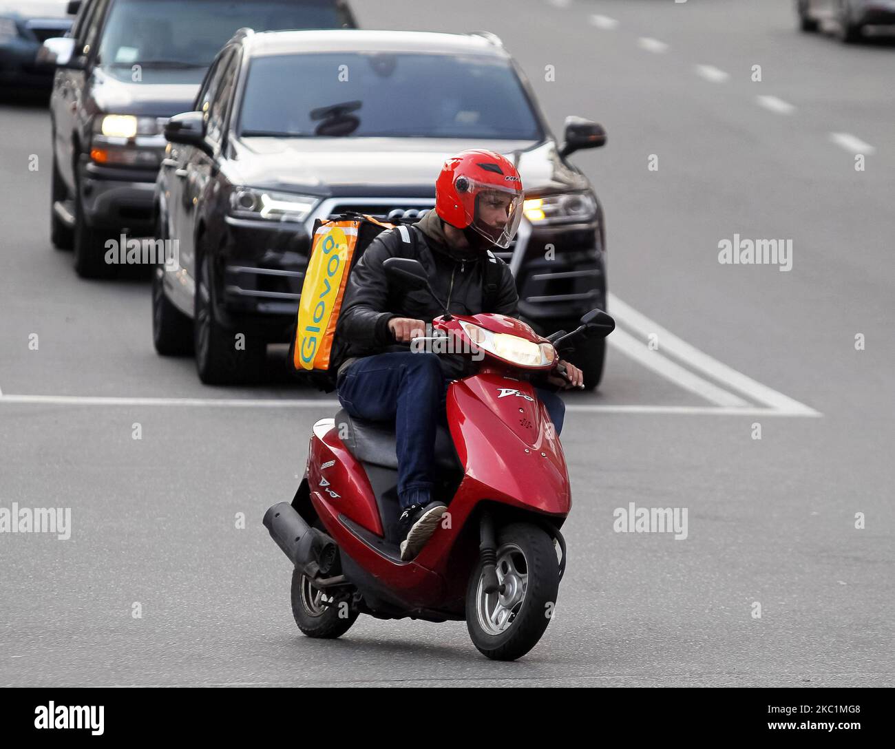 Il 12 ottobre 2020 un liberista con la scritta Glovo guida uno scooter a Kyiv, Ucraina. (Foto di Str/NurPhoto) Foto Stock