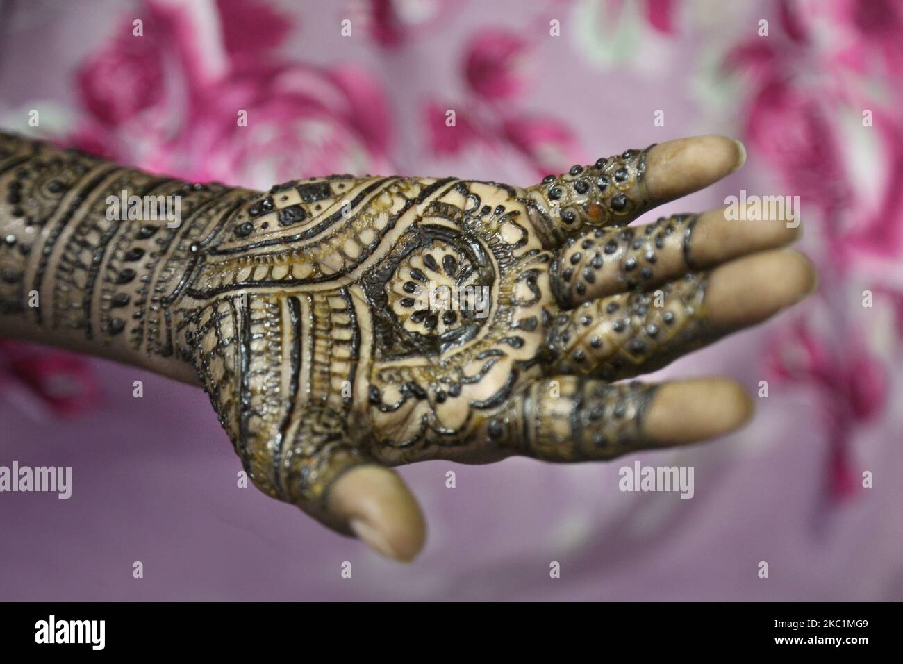 L'hennè nuziale è applicata alle mani ed ai piedi di una sposa indù la notte prima del suo matrimonio in Thiruvananthapuram (Trivandrum), Kerala, India, il 05 febbraio 2020. (Foto di Creative Touch Imaging Ltd./NurPhoto) Foto Stock