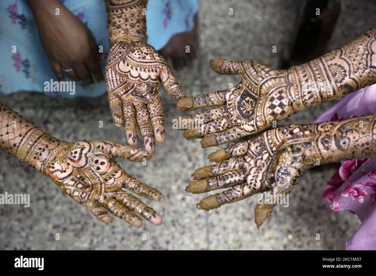 La sposa indù e le sue sorelle mostrano il loro henné nuziale la notte prima del suo matrimonio a Thiruvananthapuram (Trivandrum), Kerala, India, il 05 febbraio 2020. (Foto di Creative Touch Imaging Ltd./NurPhoto) Foto Stock