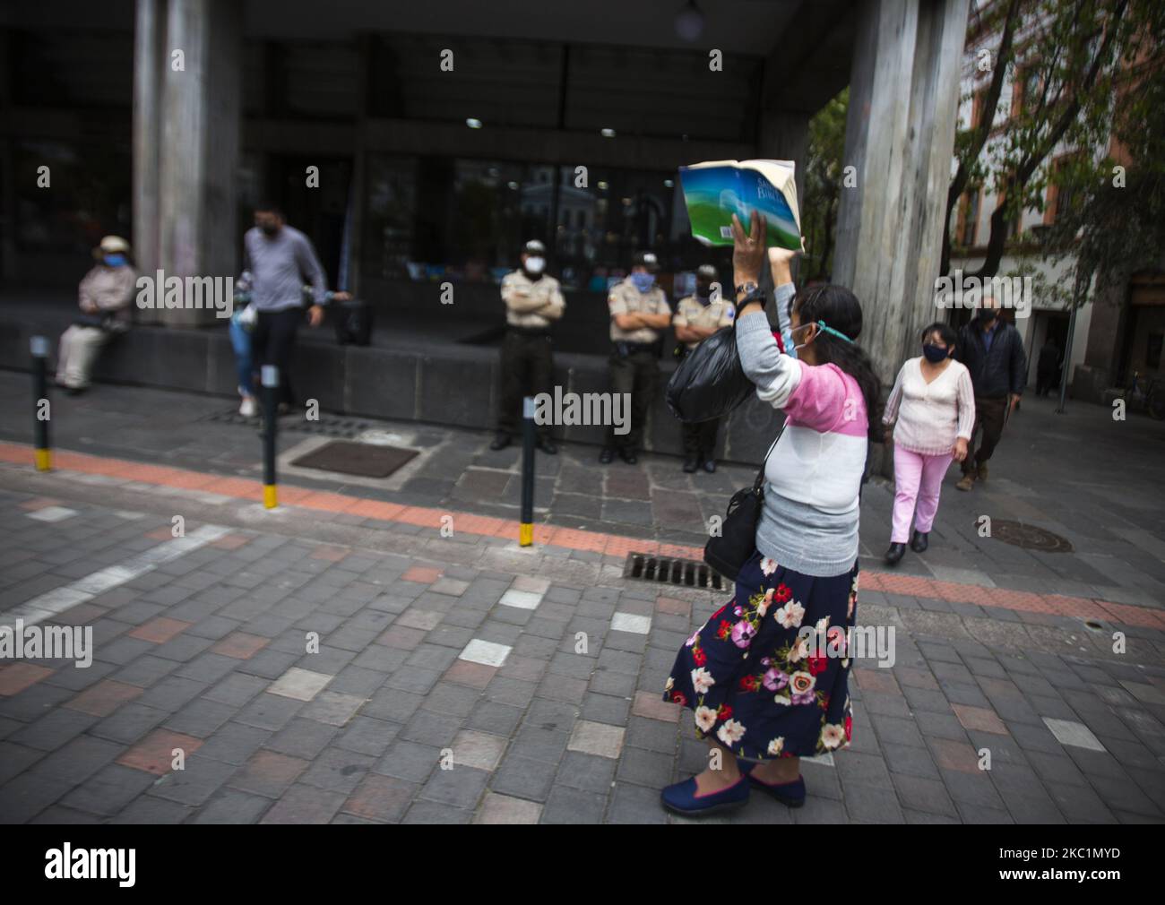 Vita quotidiana a Quito, Ecuador, il 12 ottobre 2020. Quasi un anno dopo lo sciopero nazionale in Ecuador, la Piazza dell'Indipendenza a Quito continua ad essere bloccata con palle e protezione della polizia, questo settore turistico è quello che ha avuto la minore riattivazione economica, Per questo motivo il malcontento nei suoi affari con il Presidente Moreno è più accentuato dai mercanti e dai proprietari di luoghi turistici. (Foto di Rafael Rodriguez/NurPhoto) Foto Stock