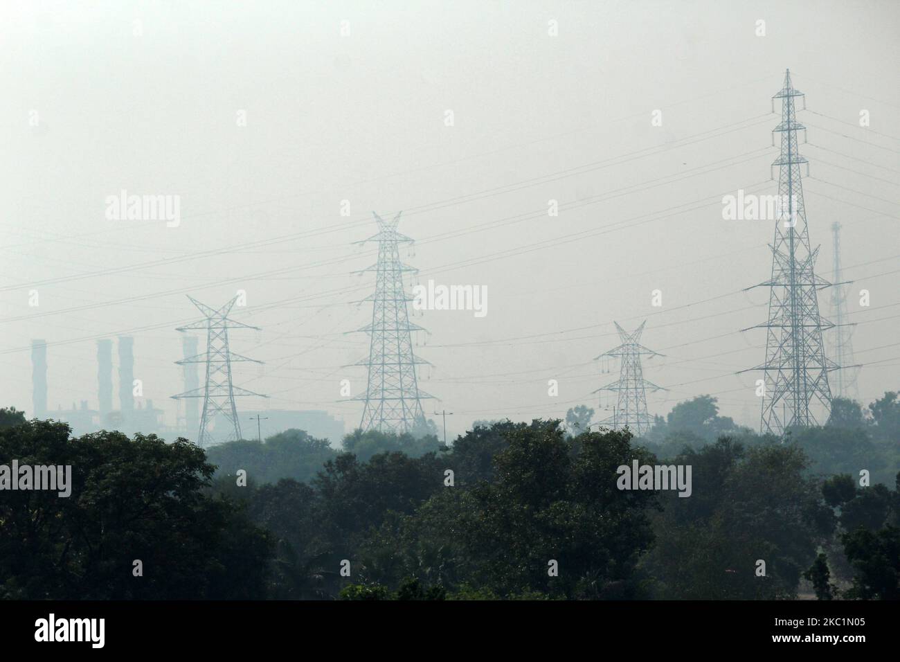 Una visione di Power Plant in una giornata di nebbia come la qualità dell'aria peggiora nella capitale, a Laxmi Nagar, il 12 ottobre 2020 a Nuova Delhi, India. La capitale nazionale è testimone di un'impennata dei livelli di inquinamento atmosferico quasi ogni anno durante l'inverno a causa di varie condizioni, tra cui l'attività di costruzione e la combustione di stoppie negli stati vicini. In considerazione della qualità dell'aria a Delhi-NCR che ha raggiunto il livello 'povero', un organo della Corte Suprema ha incaricato il 8 ottobre l'attuazione del piano d'azione di risposta graduato (GRAP) a partire dall'ottobre 15 e un divieto di utilizzare generatori diesel, ad eccezione di Essential e EME Foto Stock