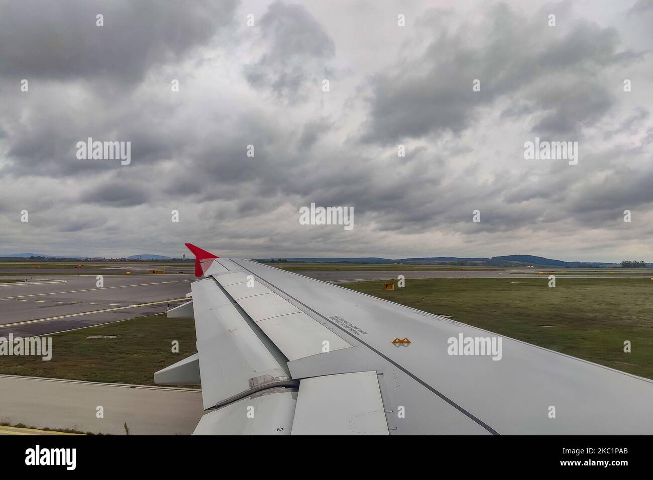 Vista alare della pista e della tassiera prima del decollo con le nuvole. Volo con Lauda Airbus A320 aereo con registrazione 9H-LMJ durante la pandemia di Coronavirus Covid-19 con passeggeri e equipaggio che indossano il facemask. Laudamotion o Lauda è un vettore austriaco a basso costo, di proprietà di Ryanair, che opera con i codici Ryanair FR per IATA, RYR per ICAO e RYANAIR. La compagnia aerea economica ha sede a Vienna International Airport vie LOWW o Flughafen Wien-Schwechat in Austria con una flotta di 28 aeromobili Airbus. Vienna, Austria il 12 ottobre 2020 (Foto di Nicolas Economou/NurPhoto) Foto Stock Vista alare della pista e della tassiera prima del decollo con le nuvole. Volo con Lauda Airbus A320 aereo con registrazione 9H-LMJ durante la pandemia di Coronavirus Covid-19 con passeggeri e equipaggio che indossano il facemask. Laudamotion o Lauda è un vettore austriaco a basso costo, di proprietà di Ryanair, che opera con i codici Ryanair FR per IATA, RYR per ICAO e RYANAIR. La compagnia aerea economica ha sede a Vienna International Airport vie LOWW o Flughafen Wien-Schwechat in Austria con una flotta di 28 aeromobili Airbus. Vienna, Austria il 12 ottobre 2020 (Foto di Nicolas Economou/NurPhoto) Foto Stock