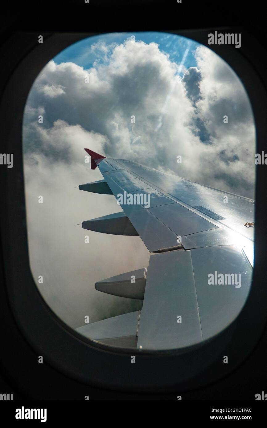Vista alare dalla finestra dell'aereo con nuvole durante il volo. Volo con Lauda Airbus A320 aereo con registrazione 9H-LMJ durante la pandemia di Coronavirus Covid-19 con passeggeri e equipaggio che indossano il facemask. Laudamotion o Lauda è un vettore austriaco a basso costo, di proprietà di Ryanair, che opera con i codici Ryanair FR per IATA, RYR per ICAO e RYANAIR. La compagnia aerea economica ha sede a Vienna International Airport vie LOWW o Flughafen Wien-Schwechat in Austria con una flotta di 28 aeromobili Airbus. Vienna, Austria il 12 ottobre 2020 (Foto di Nicolas Economou/NurPhoto) Foto Stock Vista alare dalla finestra dell'aereo con nuvole durante il volo. Volo con Lauda Airbus A320 aereo con registrazione 9H-LMJ durante la pandemia di Coronavirus Covid-19 con passeggeri e equipaggio che indossano il facemask. Laudamotion o Lauda è un vettore austriaco a basso costo, di proprietà di Ryanair, che opera con i codici Ryanair FR per IATA, RYR per ICAO e RYANAIR. La compagnia aerea economica ha sede a Vienna International Airport vie LOWW o Flughafen Wien-Schwechat in Austria con una flotta di 28 aeromobili Airbus. Vienna, Austria il 12 ottobre 2020 (Foto di Nicolas Economou/NurPhoto) Foto Stock