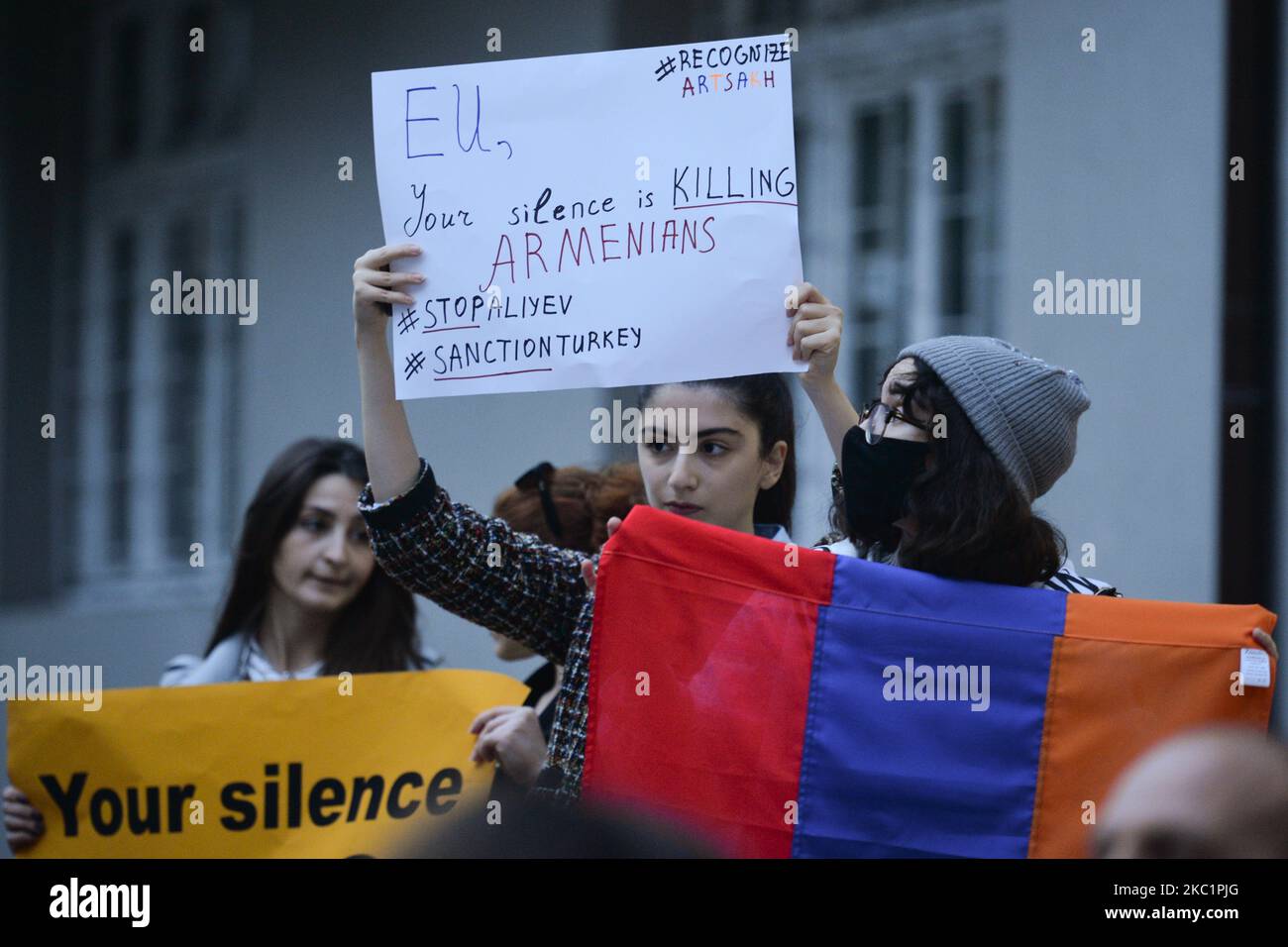 I manifestanti si sono visti di fronte all'edificio della Commissione europea a Sofia. I membri della diaspora armena si sono riuniti nel centro di Sofia durante una manifestazione pacifica per protestare contro gli scontri armati tra le parti azerbaigiane e armene nella controversa regione del Nagorno-Karabakh e per chiedere aiuto per porre fine al terrorismo e alla violenza azerbaigiana. Lunedì 12 ottobre 2020 a Sofia, Bulgaria. (Foto di Artur Widak/NurPhoto) Foto Stock