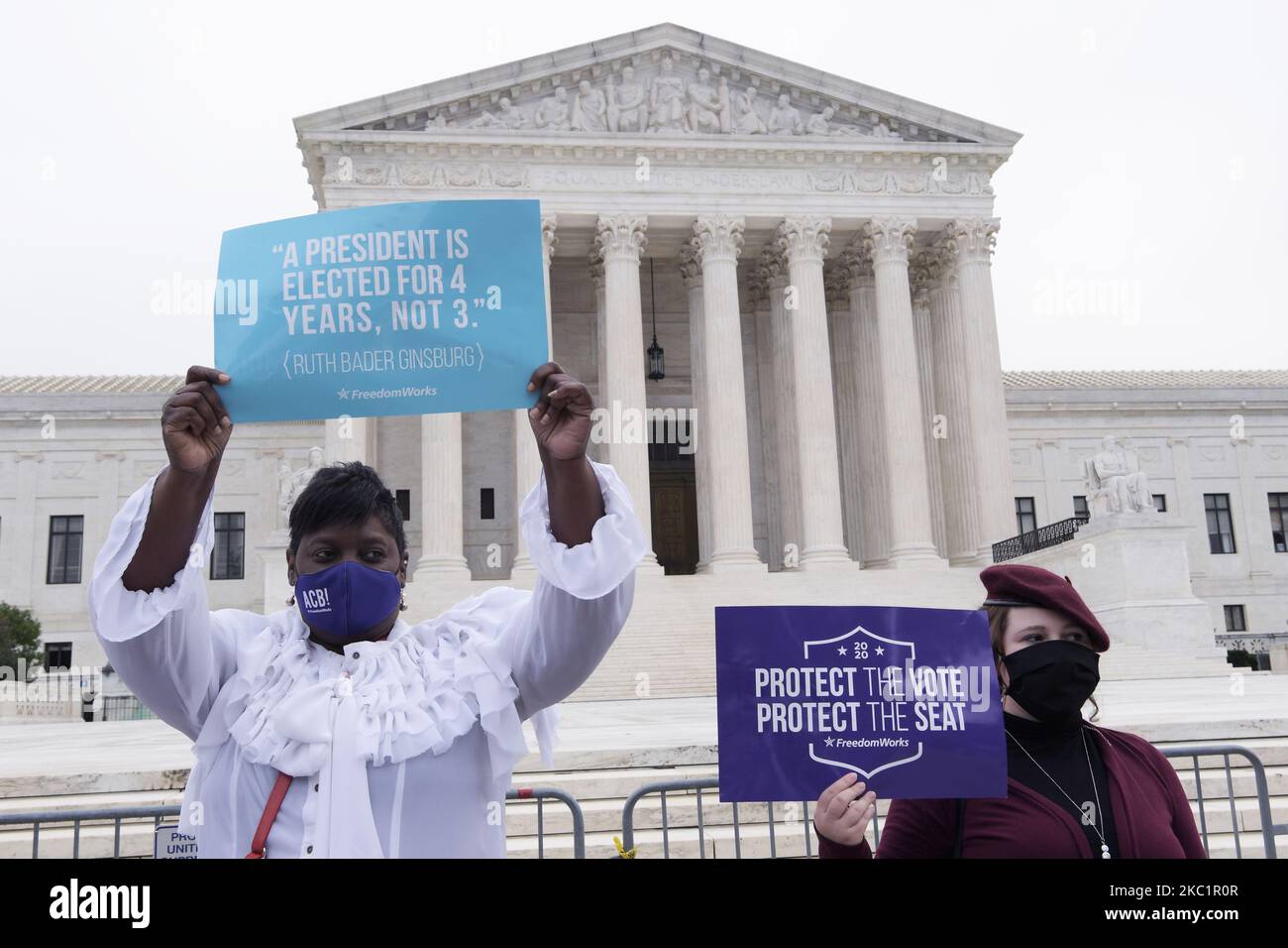 Manifestanti per e contro riunirsi davanti alla Corte Suprema degli Stati Uniti durante la conferma Amy Coney Barrett oggi 13 ottobre 2020 a Washington DC. (Foto di Lenin Nolly/NurPhoto) Foto Stock