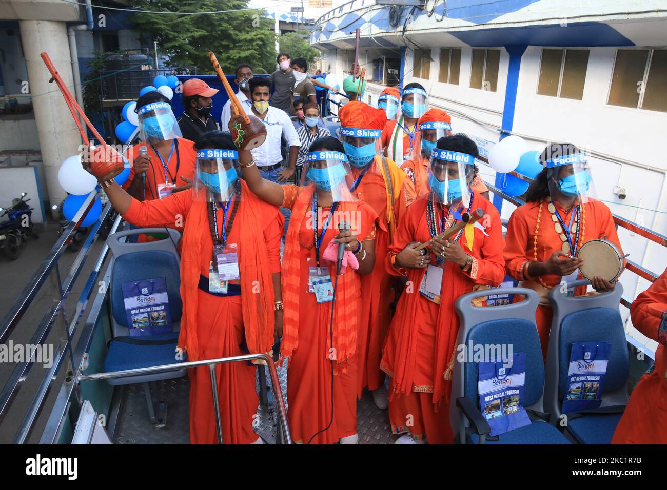 Gli artisti folkloristici indiani indossano un equipaggiamento protettivo e si esibiscono sull'autobus per mostrare la cultura del Bengala su un ampio autobus a due piani durante il Bengala Occidentale il primo ministro Mamata Banerjee inaugura autobus a due piani a Kolkata il 13,2020 ottobre. Gli autobus a due piani sono stati introdotti negli anni '1920s. L'era governo del fronte sinistro li ha eliminati all'inizio degli anni '1990s. Nel 2005, l'ultimo autobus è andato fuori dalle strade della città. Nel 2011, dopo essere venuto al potere, Mamata Banerjee ha diretto il reparto trasporti per riportare gli iconici autobus. I nuovi autobus avranno caratteristiche come porte automatiche, destinazione bo Foto Stock