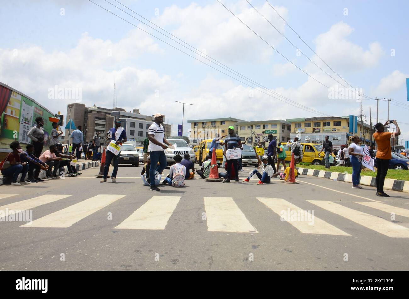 Giovani manifestanti dell'ENDSARS bloccano le strade principali attraverso lo stato il suo sostegno alla protesta in corso contro le molestie, le uccisioni e la brutalità dell'unità della polizia nigeriana chiamata squadra speciale anti-rapina (SARS) alla rotonda di Allen a Ikeja, il 13 ottobre 2020. (Foto di Olukayode Jaiyeola/NurPhoto) Foto Stock