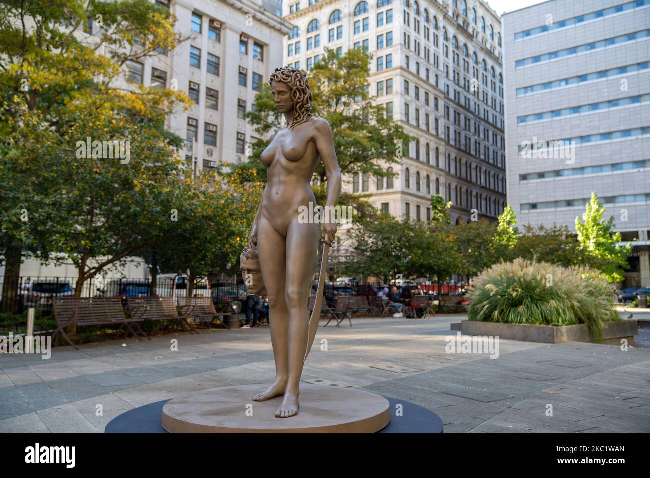 La statua appena installata di 'Medusa con la testa di Perseus' dell'artista argentino-italiano Luciano Garbati si trova a Collect Pond Park il 14 ottobre 2020 a New York City. sulla scia del movimento #MeToo, la scultura bronzea di sette piedi cambia la narrazione di Medusa, offrendo una diversa interpretazione della statua fiorentina in bronzo del 'Perseo con la testa di Medusa' di Benvenuto Cellini del 16th° secolo. La statua è stata installata direttamente di fronte al Tribunale penale della contea di New York, dove sono stati registrati molti casi di abuso di alto profilo, tra cui il recente processo di Harvey Weinstein. (Foto di John Nacion/NurPhoto Foto Stock