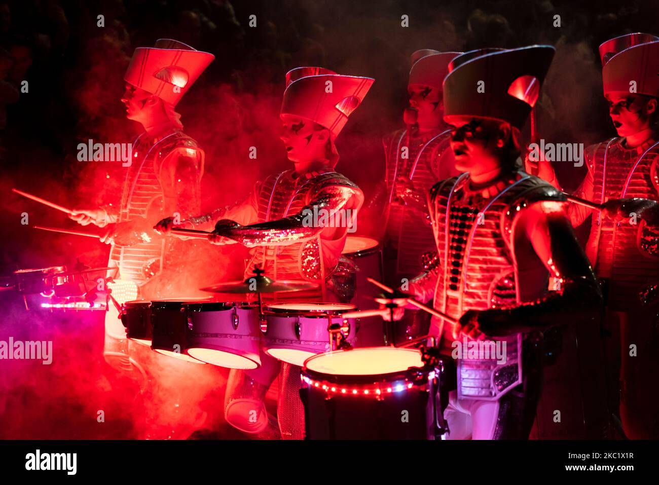 Scintilla! Batteristi alla Halloween Parade a Southend on Sea, Essex, Regno Unito. Evento notturno illuminato Foto Stock