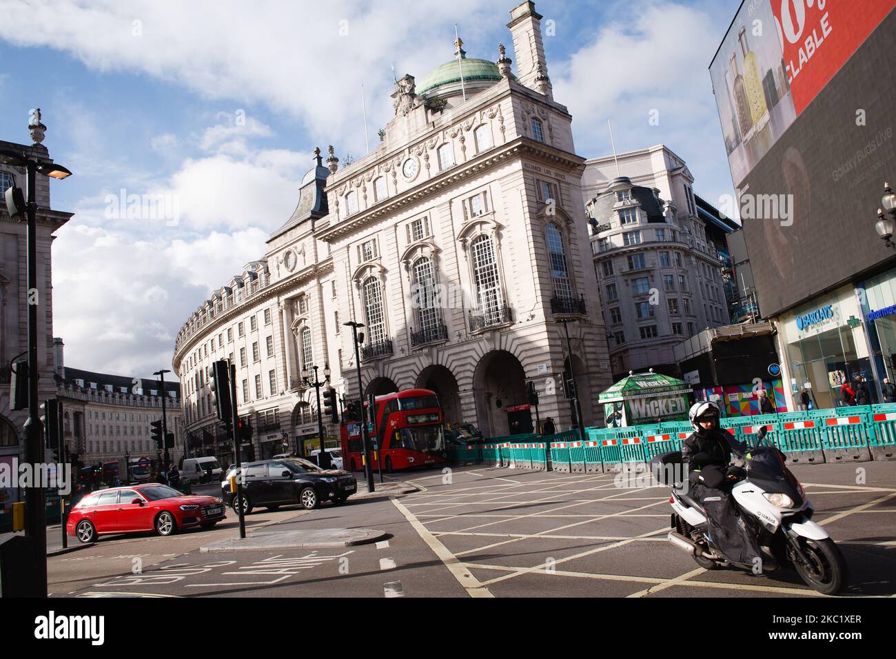 Un giro in ciclone attraverso Piccadilly Circus a Londra, Inghilterra, il 15 ottobre 2020. Londra sarà inserita nel quadro delle misure di blocco del coronavirus di livello 2 a partire da questo fine settimana, che introdurranno un divieto alle persone provenienti da diverse famiglie di mescolarsi ovunque all'interno, con particolare preoccupazione per il settore alberghiero già gravemente colpito. Anche altre parti del paese vedranno intensificate in modo simile le restrizioni del 19. Il sistema a tre livelli per l'Inghilterra è entrato in vigore questa settimana, con ogni zona del paese classificato come un allarme medio, alto o molto alto (altrimenti Foto Stock