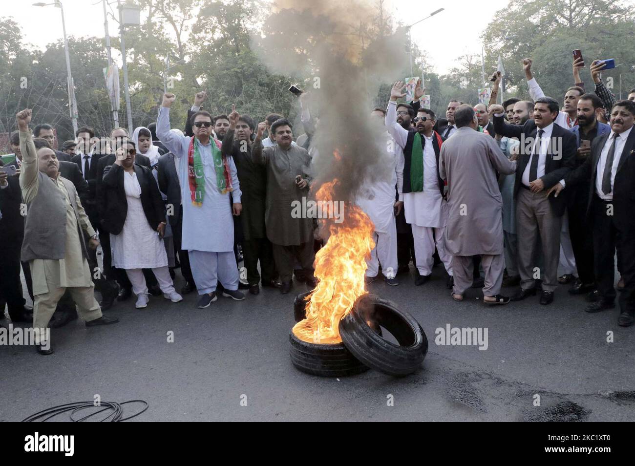 Hyderabad, Pakistan. 04th Nov 2022. I sostenitori e gli attivisti di Tehreek-e-INSAF (PTI) bruciano le gomme mentre stanno organizzando una dimostrazione di protesta contro il tentativo di assassinio contro Imran Khan, presidente della PTI durante la lunga marcia a Wazirabad, fuori dalla Governor House a Lahore venerdì 04 novembre 2022. I sostenitori del Pakistan Tehreek-e-INSAF (PTI) sono scesi in piazza in diverse parti del paese contro il capo del partito e l'ex Premier Imran Khan's assassinio offerta. Credit: Asianet-Pakistan/Alamy Live News Foto Stock