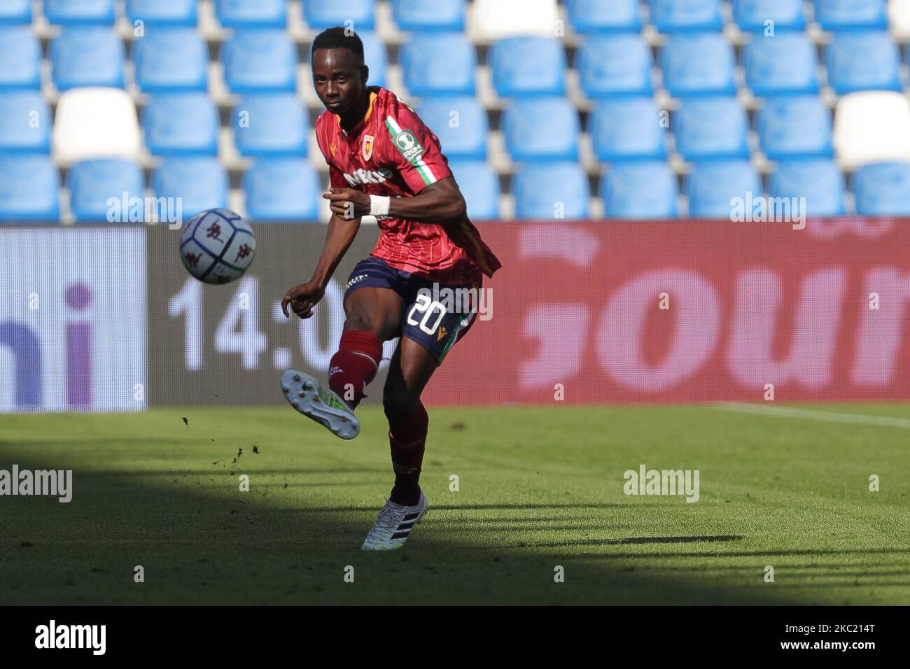 Bright Gyamfi durante la Serie BKT tra Reggiana e Chievo Verona allo Stadio Mapei - Città del Tricolore il 17 ottobre 2020 a Reggio Emilia. (Foto di Emmanuele Ciancaglini/NurPhoto) Foto Stock