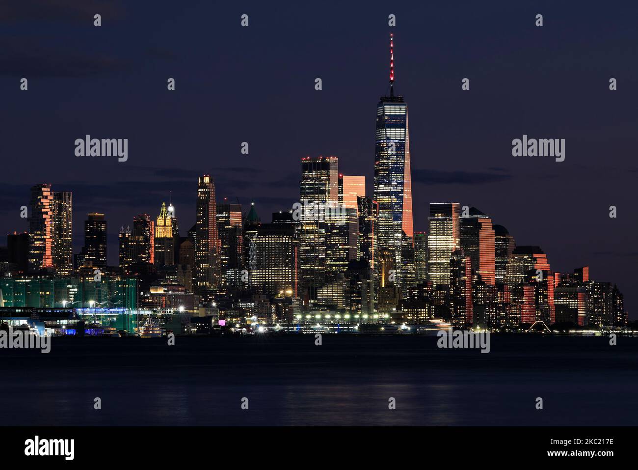 Skyline di Lower Manhattan di notte a New York City, USA Foto Stock