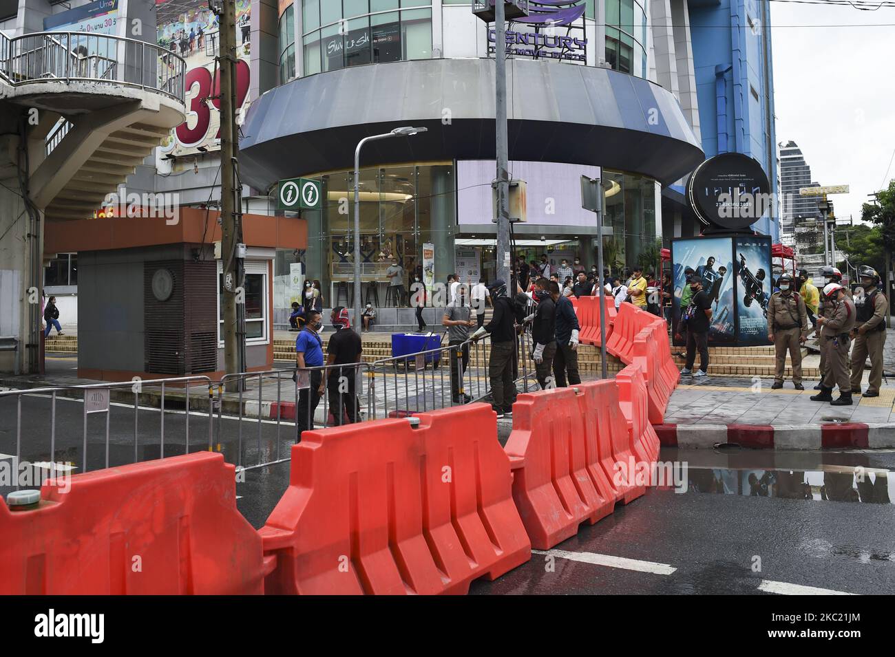 Le politiche thailandesi installate barricate sono allestite intorno al Monumento della Vittoria Previeni dei manifestanti pro-democrazia a Bangkok, Thailandia 17 ottobre 2020. (Foto di Anusak Laowilas/NurPhoto) Foto Stock