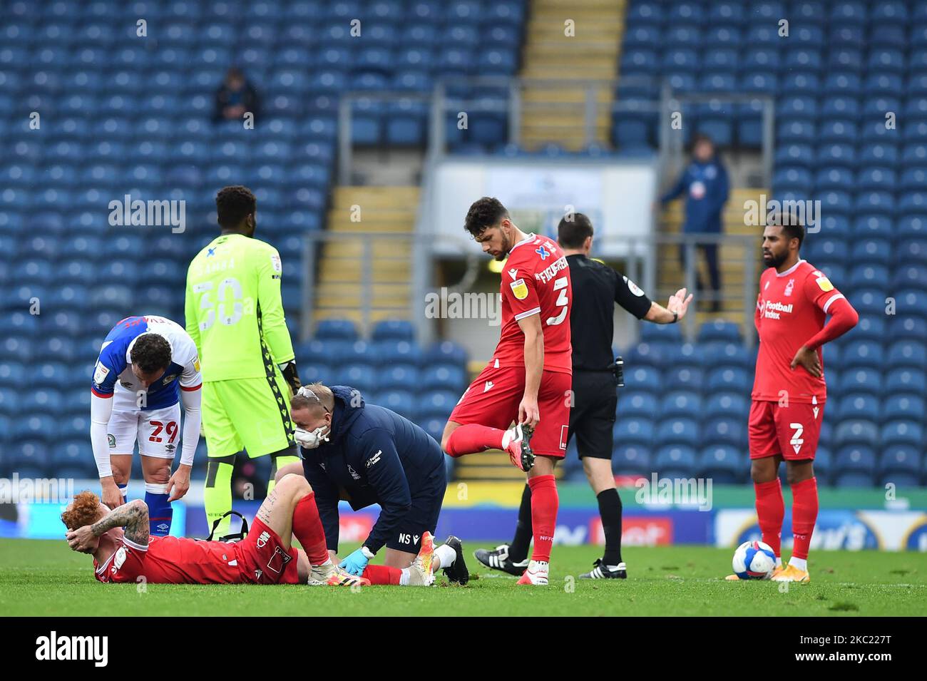 Jack Colback della Foresta di Nottingham si ferisce durante la partita del Campionato Sky Bet tra Blackburn Rovers e Nottingham Forest a Ewood Park, Blackburn, Inghilterra il 17th ottobre 2020. (Foto di Pat Scaasi/MI News/NurPhoto) Foto Stock