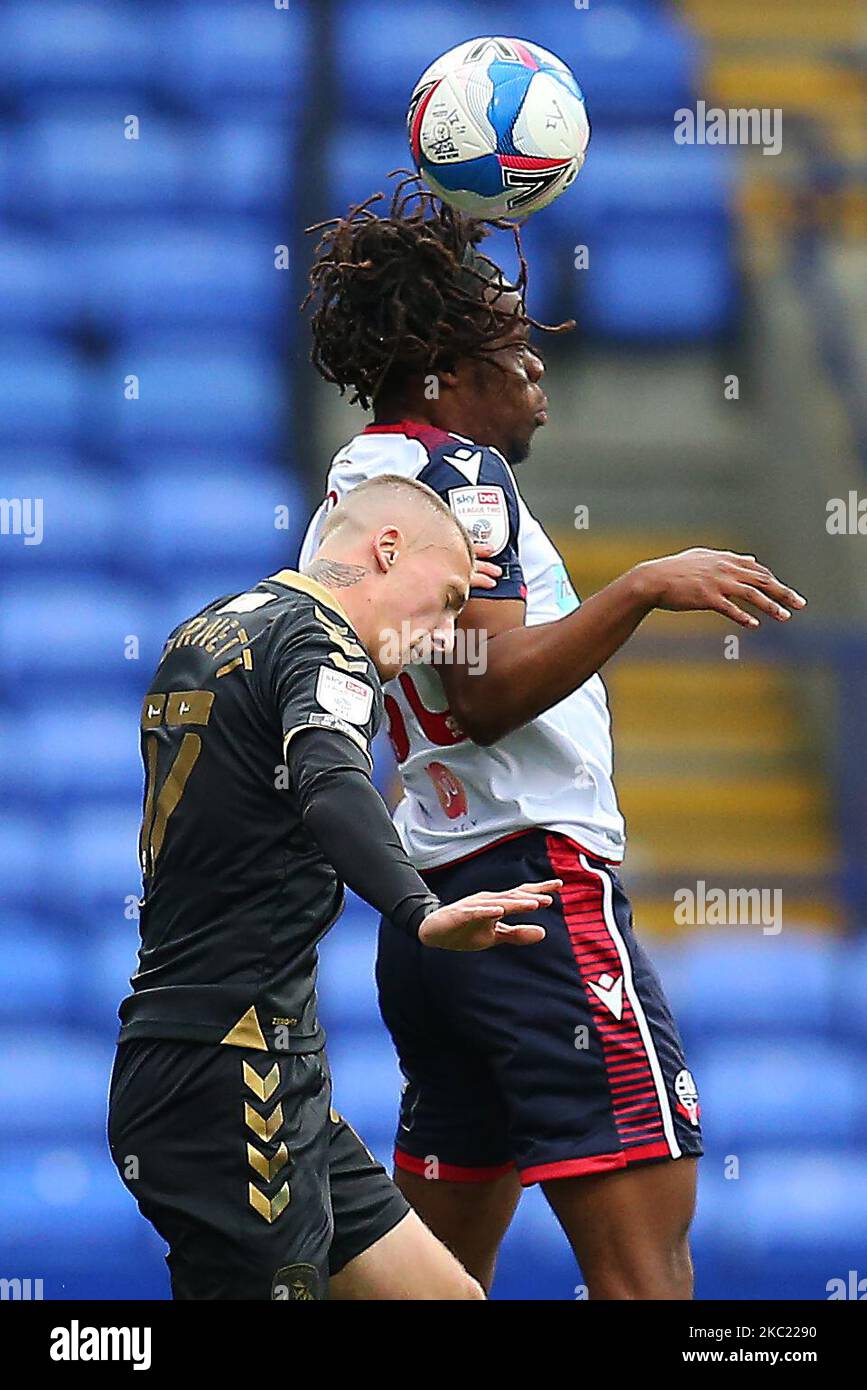 Boltons Peter Kioso si scontra con Oldhams Jordan Bernett durante la partita della Sky Bet League 2 tra Bolton Wanderers e Oldham Athletic al Reebok Stadium di Bolton, Inghilterra, il 17th ottobre 2020. (Foto di Chris Donnelly/MI News/NurPhoto) Foto Stock