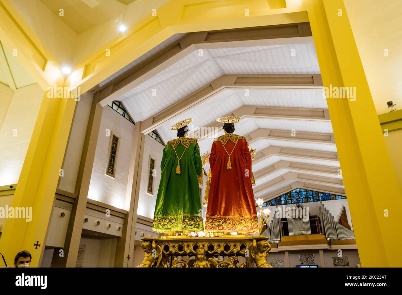 La Statua dei Santi Medici presente nella Basilica Santuario dei Santi Medici a Bitonto, il 18 ottobre 2020. Per l'emergenza sanitaria, quest'anno si tenne una messa all'aperto per venerare i Santi Cosma e Damiano di Bitonto, i Santi Medici. In questo modo è stata garantita la distanza di sicurezza. La processione non si tenne, ma i fedeli e i pellegrini potevano entrare nella Basilica e pregare i santi. (Foto di Davide Pischettola/NurPhoto) Foto Stock