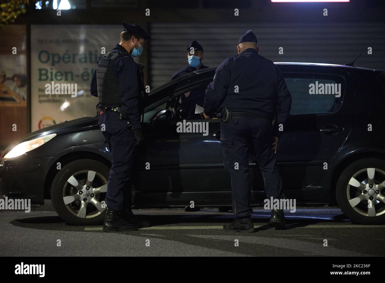 I poliziotti controllano il certificato di viaggio di un autista dopo l'inizio del coprifuoco alle 9pm:00. A causa dell'ondata del 2nd di Covid -19 in Europa, il governo francese ha deciso di imporre un coprifuoco da 9pm a 6am per almeno un mese. Questa decisione è stata presa in quanto il numero di infezioni con il coronavirus Sras-Cov-2 è in aumento per più di un mese. Tutti i servizi non essenziali devono essere chiusi al più tardi alle 9pm:00. Questo coprifuoco è imposto a Parigi e altre otto città sono colpite, tra cui Marsiglia, Lione, Lille e Tolosa. Tolosa. Francia. Ottobre 17th 2020. (Foto di Alain Pitton/NurPhoto) Foto Stock